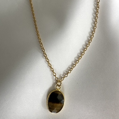 Colar dourado com pendente oval castanho