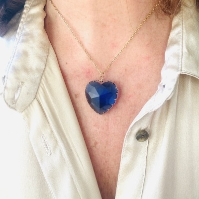 Colar com pendente azul em forma de coração e corrente dourada