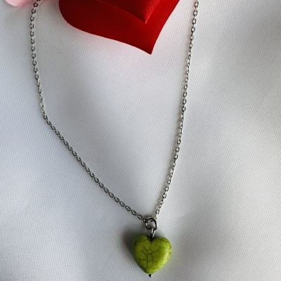 Colar com coração verde pendente e corrente prateada