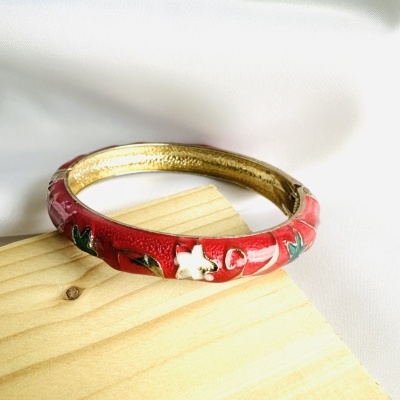 Pulseira rígida vermelha com padrão floral