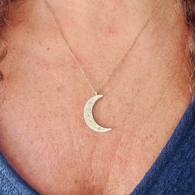 Colar dourado com pendente de lua crescente creme com círculos coloridos