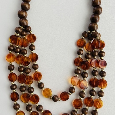 Colar com contas grandes em marrom escuro e contas translúcidas âmbar em múltiplas camadas