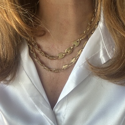 Colar duplo dourado em tecido acetinado branco