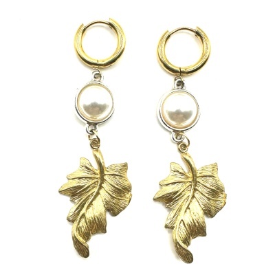 Brincos dourados com argolas, pérolas e pendentes em forma de folhas douradas