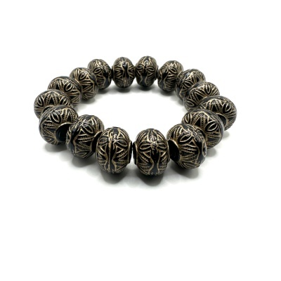 Pulseira com contas esféricas negras decoradas em dourado com padrão floral