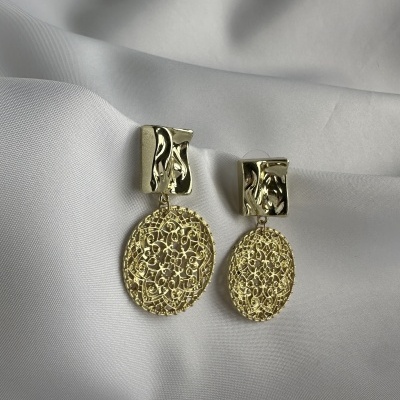 Brincos dourados com design em relevo e padrão ornamental vazado