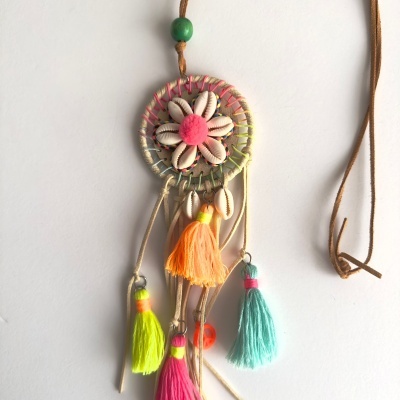 Colar estilo dreamcatcher com conchas e pompons coloridos