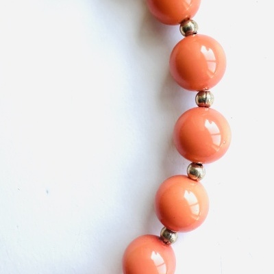 Colar com contas de coral e esferas metálicas prateadas