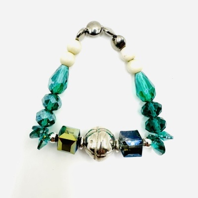 Pulseira com contas verde, azul, brancas e metais prateados