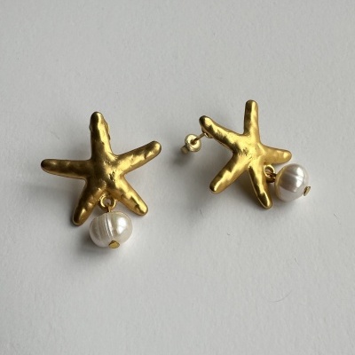 Brincos dourados em forma de estrela do mar com pérolas brancas penduradas