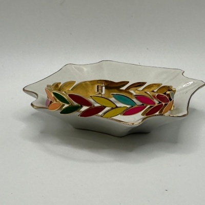 Cinzeiro de porcelana com folhas coloridas em fundo branco