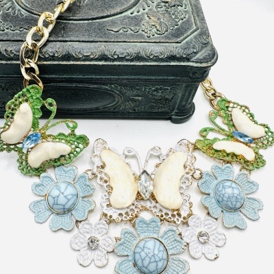 Colar com borboletas e flores em azul, branco e verde com detalhes dourados