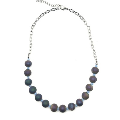Colar com contas azuis e corrente prateada