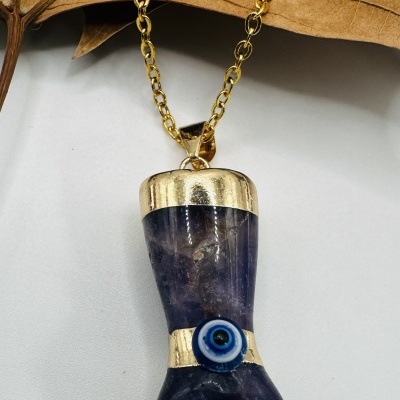 Colar com pendente em forma de punho de pedra roxa com olho turco