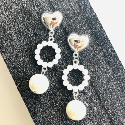 Brincos prateados com coração, círculo de bolas e pérola