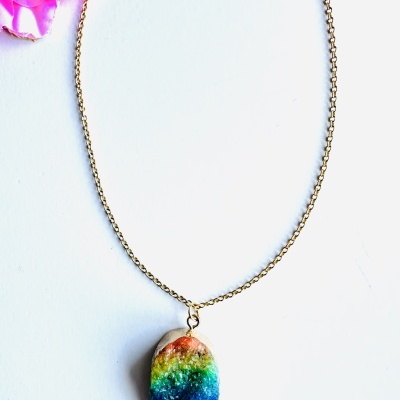 Colar com pendente oval multicolorido em corrente dourada