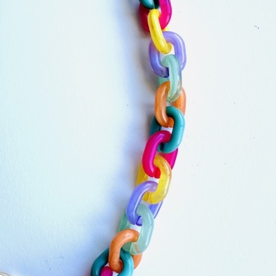 Corrente colorida de elos plásticos sobre fundo branco