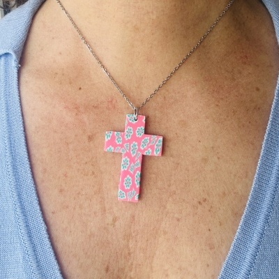 Colar com cruz rosa com padrão de flores brancas e azuis