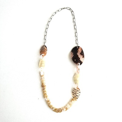 Colar com elos metálicos e peças ovais em padrão escamado castanho e bege