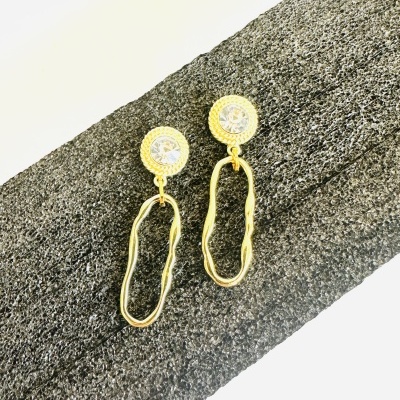 Brincos dourados com pendente oval e detalhe redondo com pedra transparente