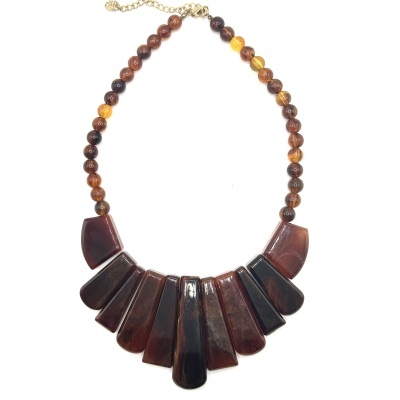 Colar com contas redondas castanhas e pendentes trapezoidais castanho escuro