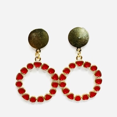 Brincos redondos com pedras vermelhas e acabamento dourado
