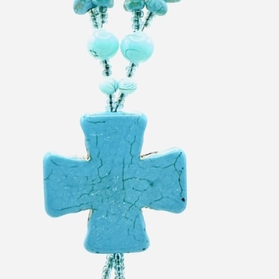 Colar azul turquesa com cruz pendente e contas variadas