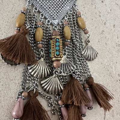 Colar decorativo com contas, pompons castanhos e pendentes em formato de conchas