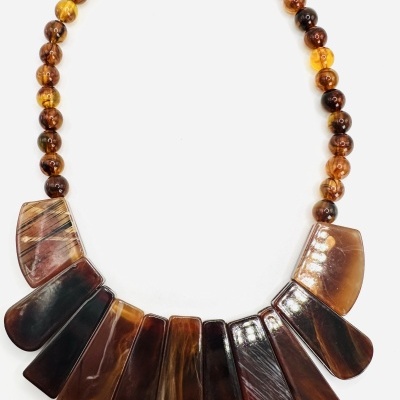 Colar com contas amarelas e castanhas e placas grandes castanhas com detalhe marmoreado