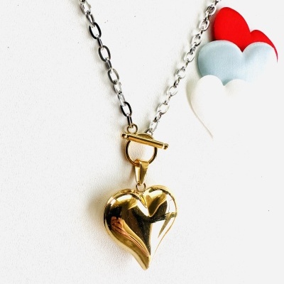 Colar com pendente coração dourado e corrente prateada