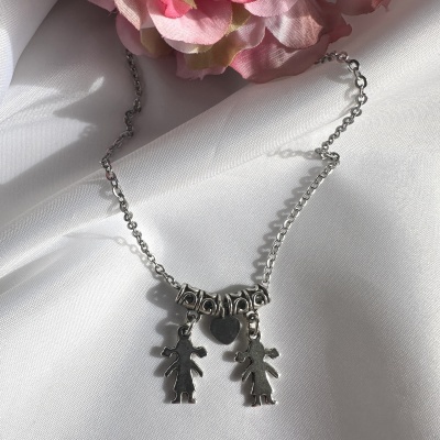 Colar prateado com figuras femininas e coração