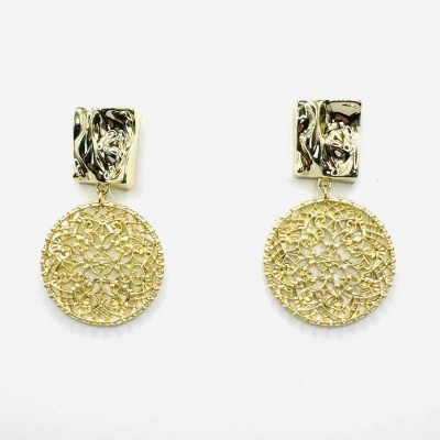 Brincos dourados com textura e filigrana