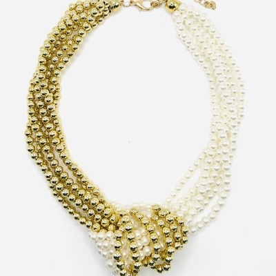 Colar trançado de contas douradas e pérolas em fundo branco