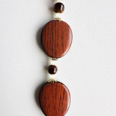 Colar com contas redondas castanho-escuras e peças ovais em madeira vermelha