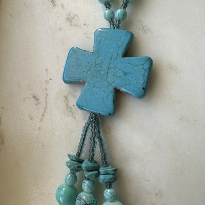 Colar com cruz azul turquesa em pedra e contas verdes azuis