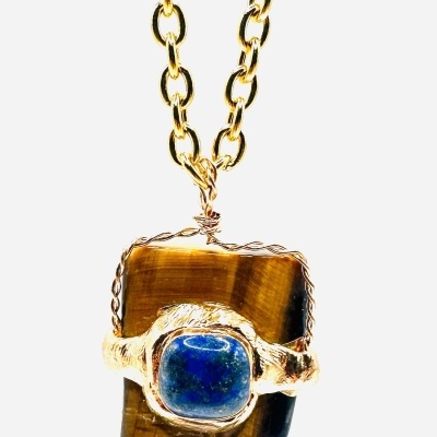 Colar com pendente em pedra marrom e anel dourado com pedra azul