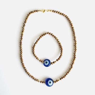 Conjunto de pulseira e colar com contas douradas e conta azul com olho grego.
