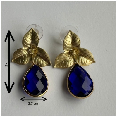 Brincos dourados com folhas e pedra azul em gota