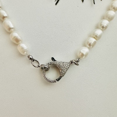 Colar de pérolas com fecho prateado decorado com cristais