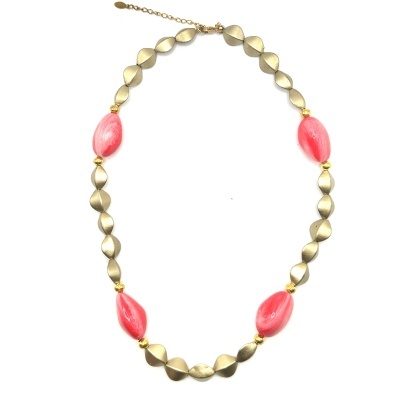 Colar metálico dourado com contas ovais rosa