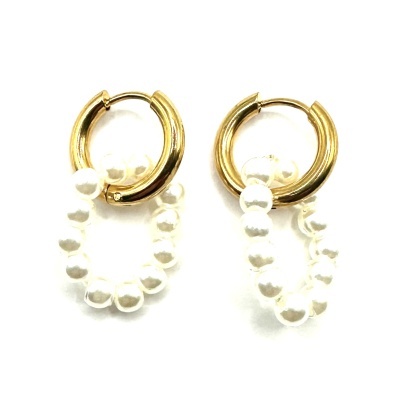 Brincos dourados com pérolas brancas em fundo branco