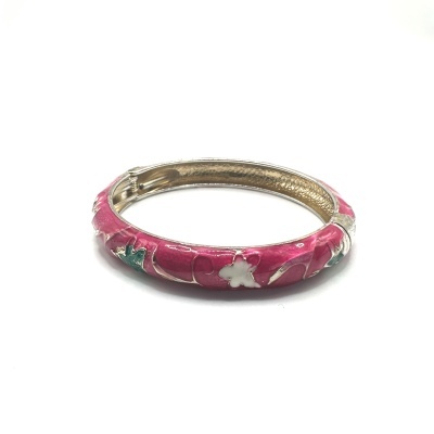 Bracelete rígido metálico com esmalte rosa e padrão floral
