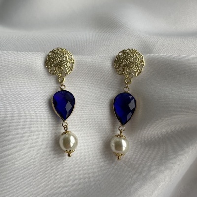 Brincos dourados com pedra azul e pérola