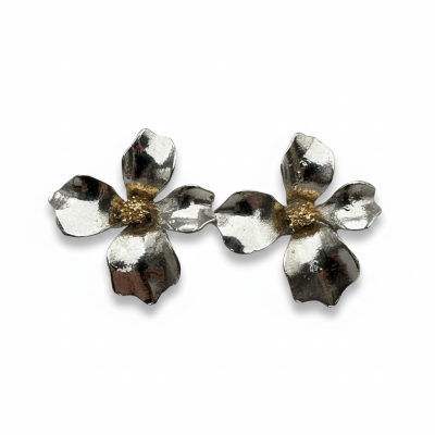 Brincos flor em metal prateado com centro dourado