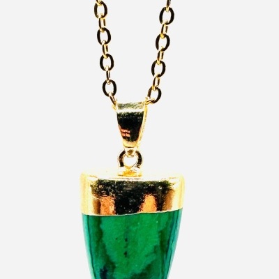 Colar com pendentif em forma de punho verde e detalhes dourados com olho azul