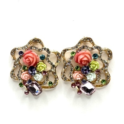 Brincos dourados com pedras coloridas e flores decorativas