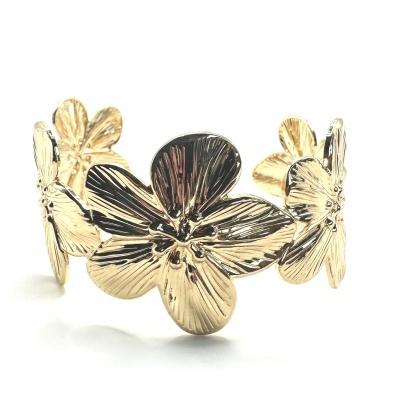 Pulseira dourada com flores grandes