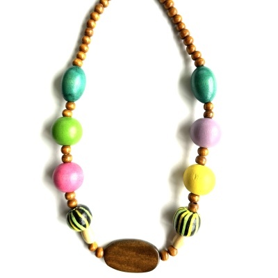 Colar de contas de madeira coloridas com conta oval castanha central