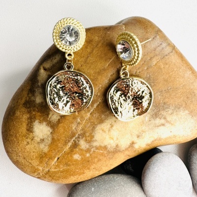 Brincos dourados texturizados com pedra transparente