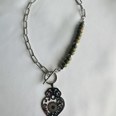 Colar metálico com contas e pendente floral recortado